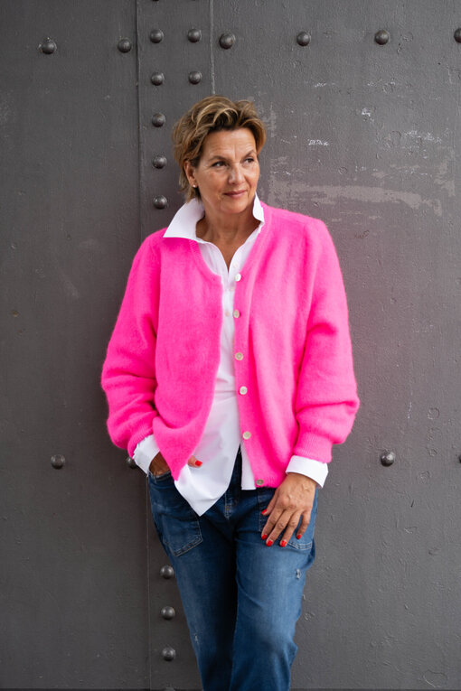 Alpaka Strickcardigan “JANE” neon pink (GW15)/ Jeans “SENDY” queen blue (ER12)/ Extravagante Bluse “MIRA” white (PI21)