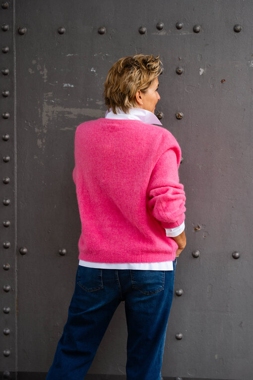 Alpaka Strickcardigan “JANE” bubblegum (GW15)/ Jeans “SENDY” queen blue (ER12)/ Extravagante Bluse “MIRA” white (PI21)