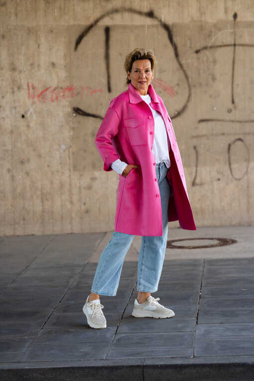 Wollmix Mantel “OTTI” vivid pink (SE42) / Langarmshirt “VICTORIA” white (PI14) / Jeans “YOANA” – willow blue (ER37)