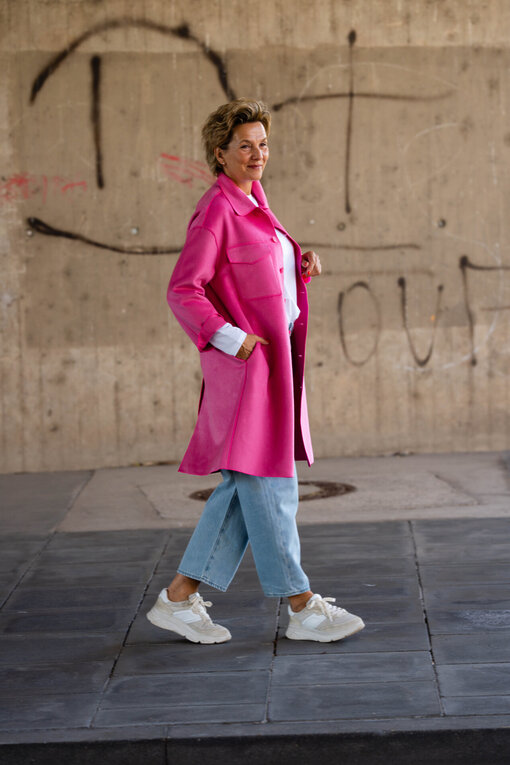 Wollmix Mantel “OTTI” vivid pink (SE42) / Langarmshirt “VICTORIA” white (PI14) / Jeans “YOANA” – willow blue (ER37)