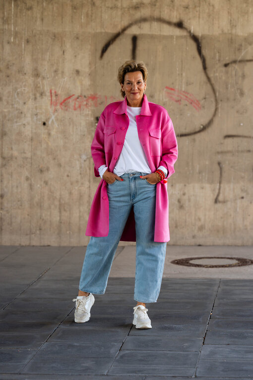 Wollmix Mantel “OTTI” vivid pink (SE42) / Langarmshirt “VICTORIA” white (PI14) / Jeans “YOANA” – willow blue (ER37)