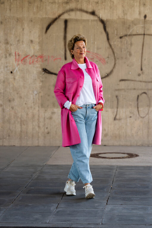 Wollmix Mantel “OTTI” vivid pink (SE42) / Langarmshirt “VICTORIA” white (PI14) / Jeans “YOANA” – willow blue (ER37)