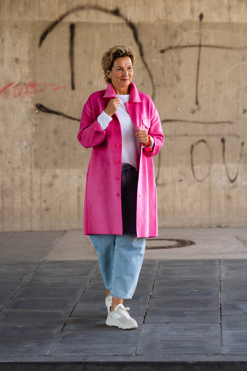 Wollmix Mantel “OTTI” vivid pink (SE42) / Langarmshirt “VICTORIA” white (PI14) / Jeans “YOANA” – willow blue (ER37)