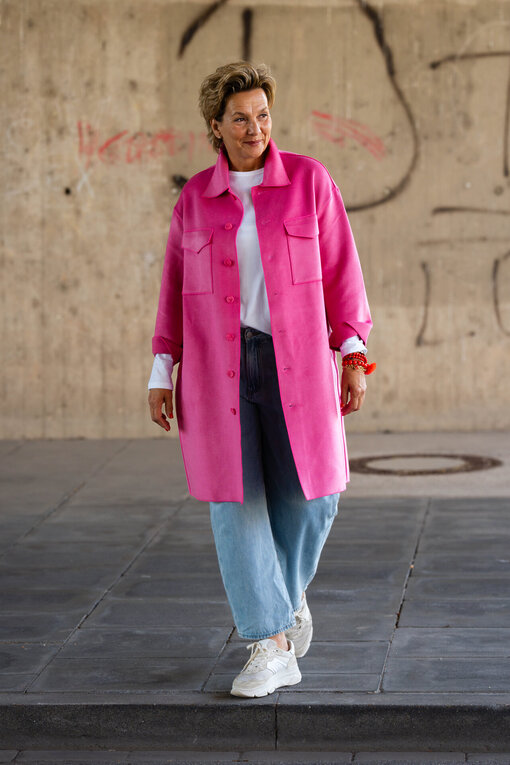 Wollmix Mantel “OTTI” vivid pink (SE42) / Langarmshirt “VICTORIA” white (PI14) / Jeans “YOANA” – willow blue (ER37)