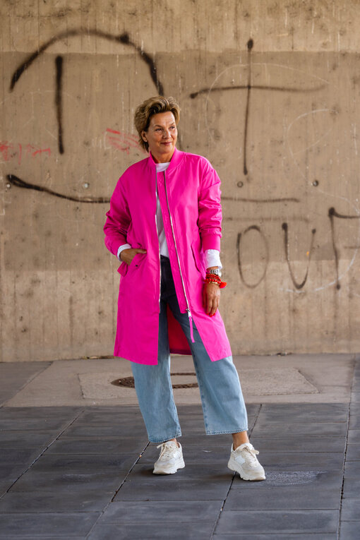 Jacke im Blouson Stil “OHIO” vivid pink (SE41) / Langarmshirt “VICTORIA” white (PI14) / Jeans “YOANA” – willow blue (ER37)