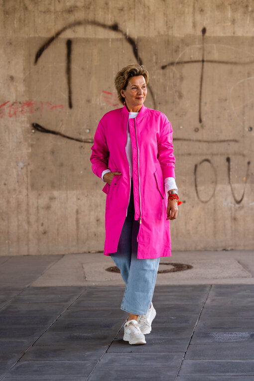 Jacke im Blouson Stil “OHIO” vivid pink (SE41) / Langarmshirt “VICTORIA” white (PI14) / Jeans “YOANA” – willow blue (ER37)