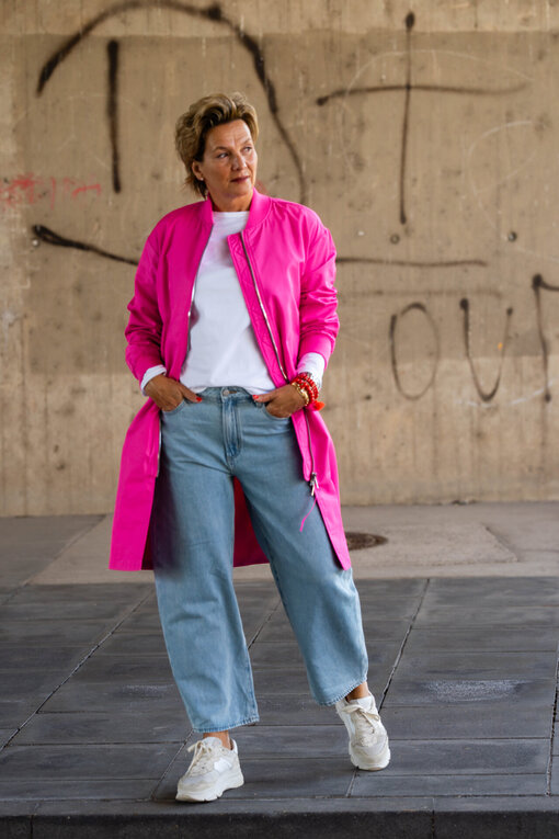 Jacke im Blouson Stil “OHIO” vivid pink (SE41) / Langarmshirt “VICTORIA” white (PI14) / Jeans “YOANA” – willow blue (ER37)