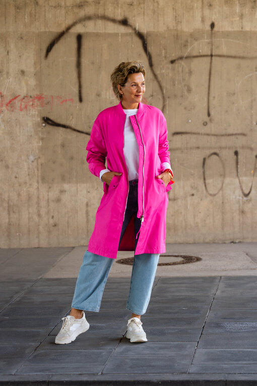 Jacke im Blouson Stil “OHIO” vivid pink (SE41) / Langarmshirt “VICTORIA” white (PI14) / Jeans “YOANA” – willow blue (ER37)