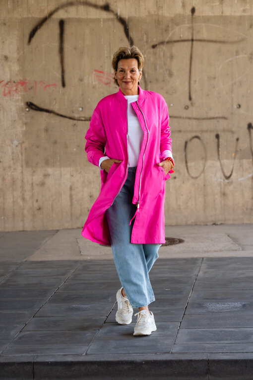 Jacke im Blouson Stil “OHIO” vivid pink (SE41) / Langarmshirt “VICTORIA” white (PI14) / Jeans “YOANA” – willow blue (ER37)