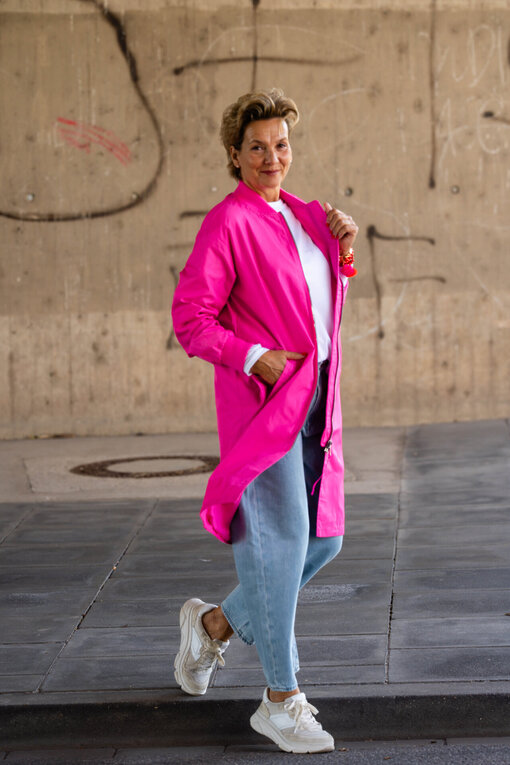 Jacke im Blouson Stil “OHIO” vivid pink (SE41) / Langarmshirt “VICTORIA” white (PI14) / Jeans “YOANA” – willow blue (ER37)