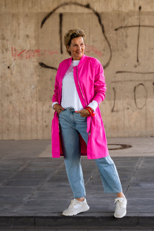Jacke im Blouson Stil “OHIO” vivid pink (SE41) / Langarmshirt “VICTORIA” white (PI14) / Jeans “YOANA” – willow blue (ER37)