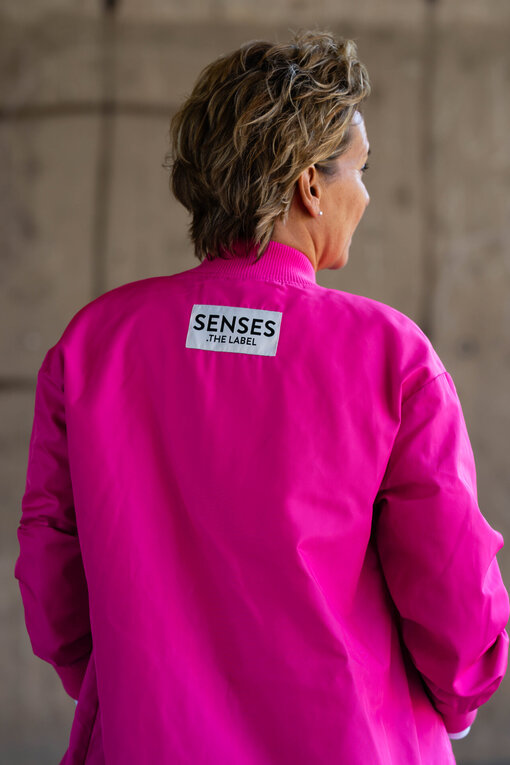 Jacke im Blouson Stil “OHIO” vivid pink (SE41) / Langarmshirt “VICTORIA” white (PI14) / Jeans “YOANA” – willow blue (ER37)