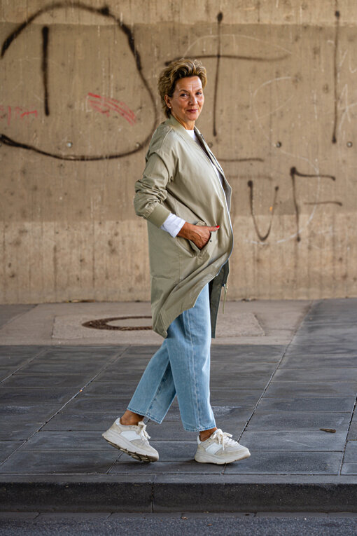 Jacke im Blouson Stil “OHIO” light sage (SE41) / Langarmshirt “VICTORIA” white (PI14) / Jeans “YOANA” – willow blue (ER37)