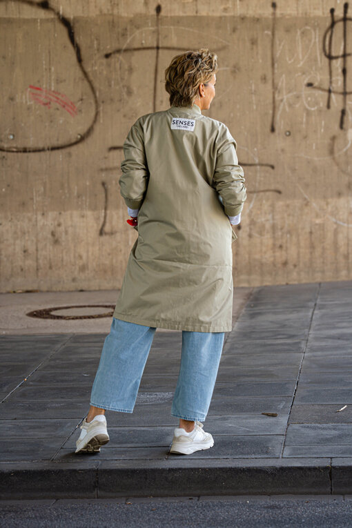 Jacke im Blouson Stil “OHIO” light sage (SE41) / Langarmshirt “VICTORIA” white (PI14) / Jeans “YOANA” – willow blue (ER37)
