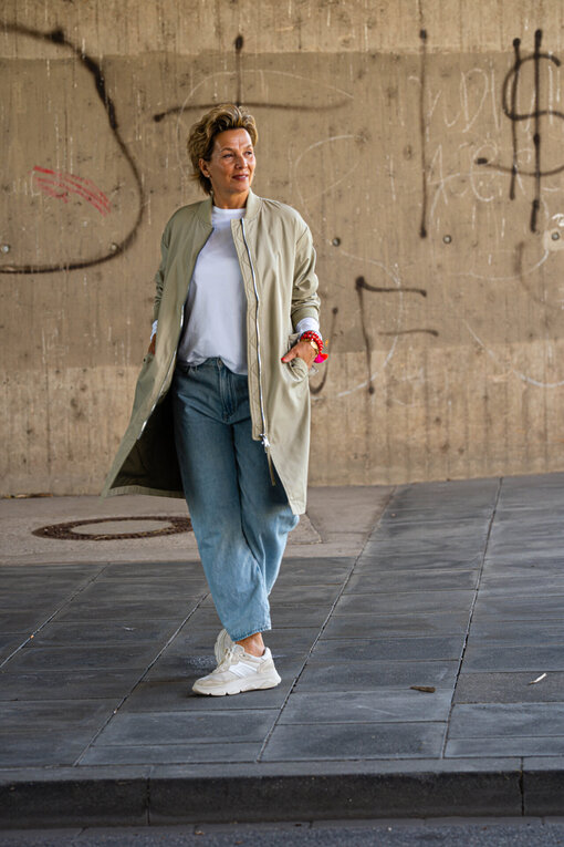 Jacke im Blouson Stil “OHIO” light sage (SE41) / Langarmshirt “VICTORIA” white (PI14) / Jeans “YOANA” – willow blue (ER37)