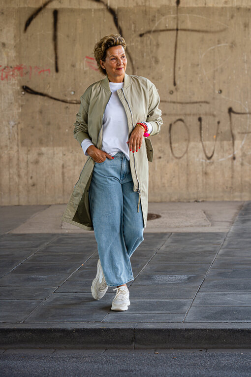 Jacke im Blouson Stil “OHIO” light sage (SE41) / Langarmshirt “VICTORIA” white (PI14) / Jeans “YOANA” – willow blue (ER37)