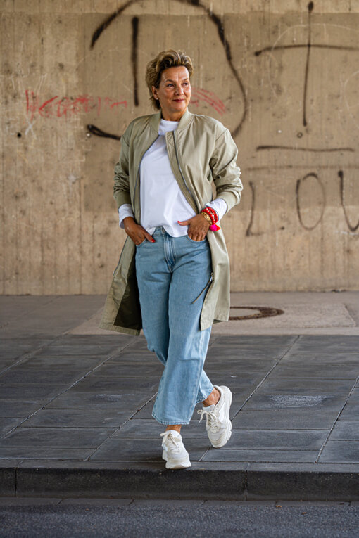 Jacke im Blouson Stil “OHIO” light sage (SE41) / Langarmshirt “VICTORIA” white (PI14) / Jeans “YOANA” – willow blue (ER37)