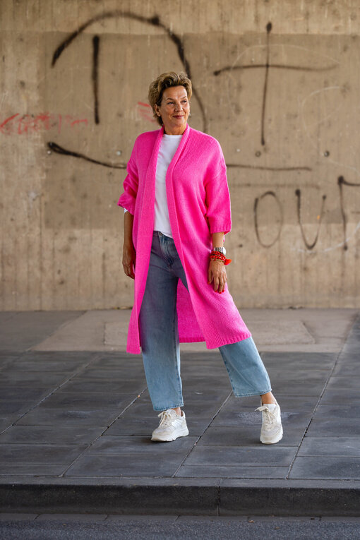 Lässiger Cardigan “KALLE” vivid pink (SE01) /Langarmshirt “VICTORIA” white (PI14) / Jeans “YOANA” – willow blue (ER37)