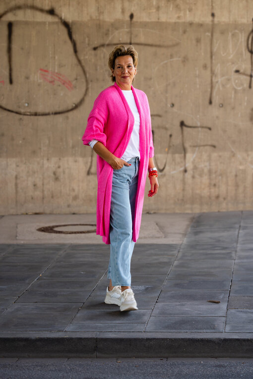 Lässiger Cardigan “KALLE” vivid pink (SE01) /Langarmshirt “VICTORIA” white (PI14) / Jeans “YOANA” – willow blue (ER37)