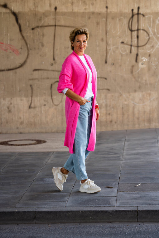 Lässiger Cardigan “KALLE” vivid pink (SE01) /Langarmshirt “VICTORIA” white (PI14) / Jeans “YOANA” – willow blue (ER37)