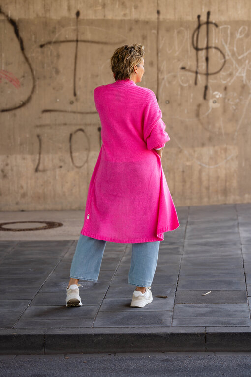 Lässiger Cardigan “KALLE” vivid pink (SE01) /Langarmshirt “VICTORIA” white (PI14) / Jeans “YOANA” – willow blue (ER37)