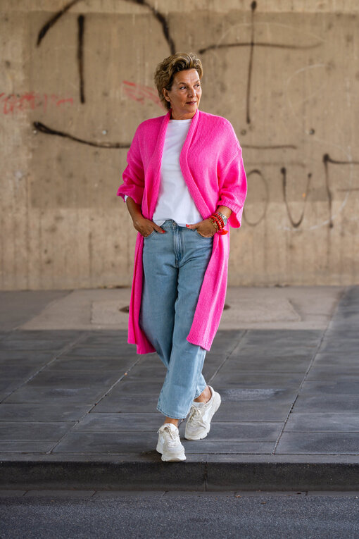 Lässiger Cardigan “KALLE” vivid pink (SE01) /Langarmshirt “VICTORIA” white (PI14) / Jeans “YOANA” – willow blue (ER37)