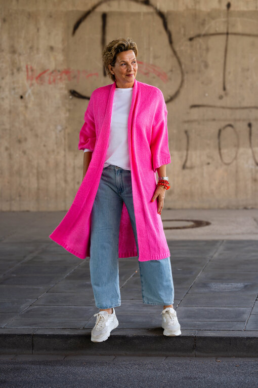 Lässiger Cardigan “KALLE” vivid pink (SE01) /Langarmshirt “VICTORIA” white (PI14) / Jeans “YOANA” – willow blue (ER37)