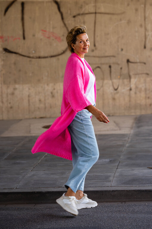 Lässiger Cardigan “KALLE” vivid pink (SE01) /Langarmshirt “VICTORIA” white (PI14) / Jeans “YOANA” – willow blue (ER37)