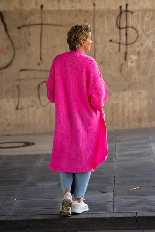 Lässiger Cardigan “KALLE” vivid pink (SE01) /Langarmshirt “VICTORIA” white (PI14) / Jeans “YOANA” – willow blue (ER37)