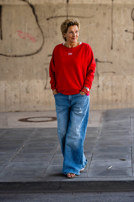 Soft Sweater “ALINA” tomato/ecru (PI10) / Jeans “KALEA” – middle blue (ER16)