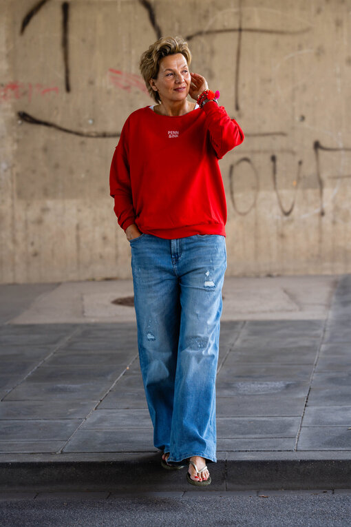 Soft Sweater “ALINA” tomato/ecru (PI10) / Jeans “KALEA” – middle blue (ER16)