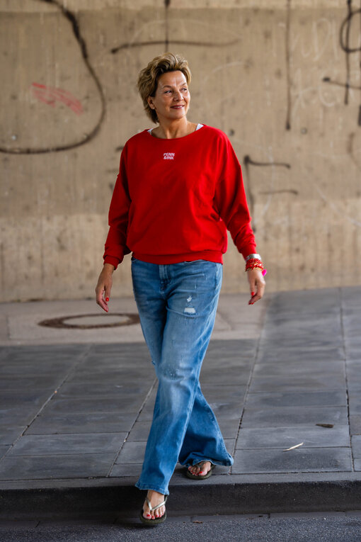 Soft Sweater “ALINA” tomato/ecru (PI10) / Jeans “KALEA” – middle blue (ER16)
