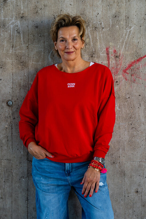Soft Sweater “ALINA” tomato/ecru (PI10) / Jeans “KALEA” – middle blue (ER16)
