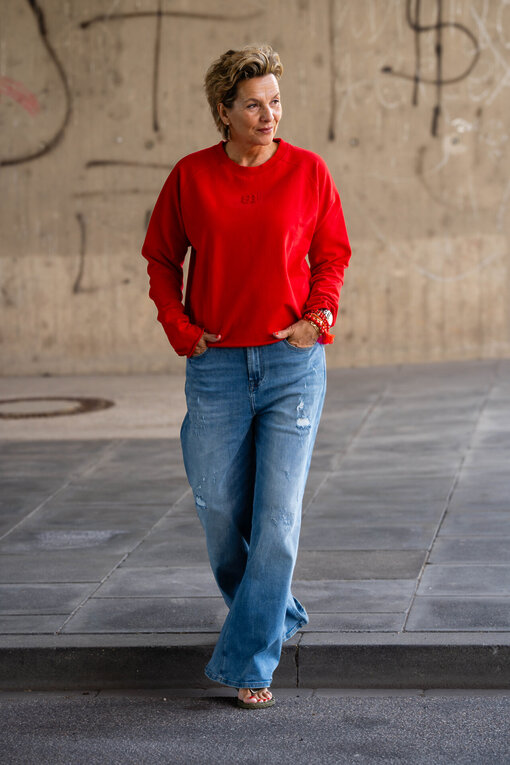Soft Touch Sweater “LUNA” tomato (PI17) /  Jeans “KALEA” – middle blue (ER16)