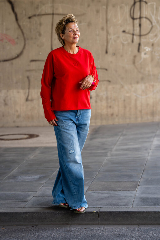 Soft Touch Sweater “LUNA” tomato (PI17) /  Jeans “KALEA” – middle blue (ER16)