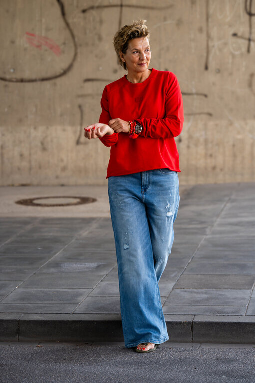 Soft Touch Sweater “LUNA” tomato (PI17) /  Jeans “KALEA” – middle blue (ER16)