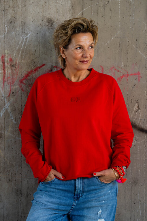 Soft Touch Sweater “LUNA” tomato (PI17) /  Jeans “KALEA” – middle blue (ER16)