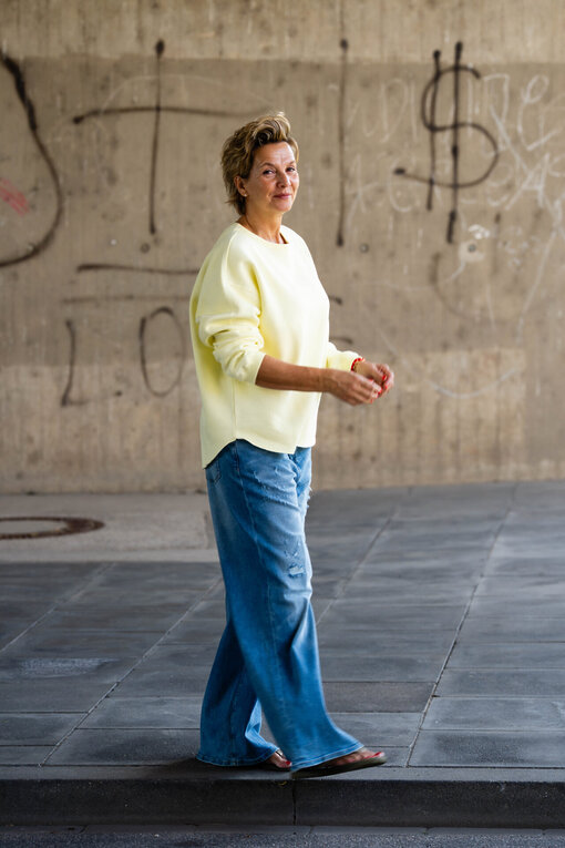 Raw Egde Sweater “LENJA” pastel yellow (10D54) / Jeans “KALEA” – middle blue (ER16)