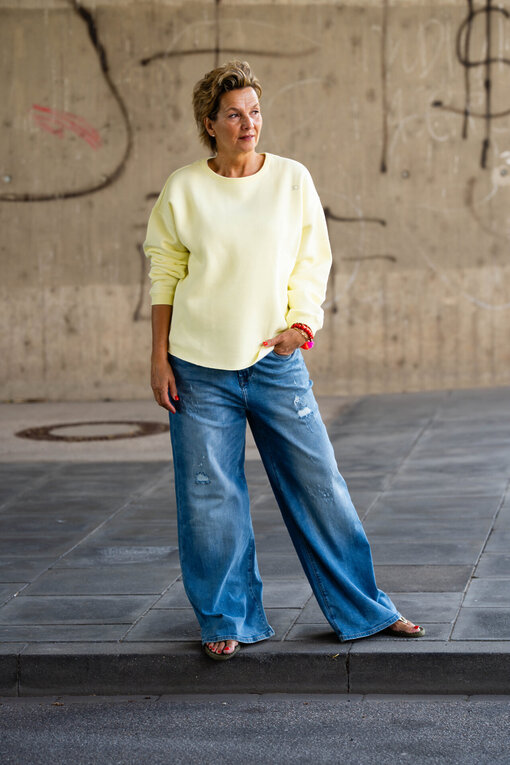 Raw Egde Sweater “LENJA” pastel yellow (10D54) / Jeans “KALEA” – middle blue (ER16)