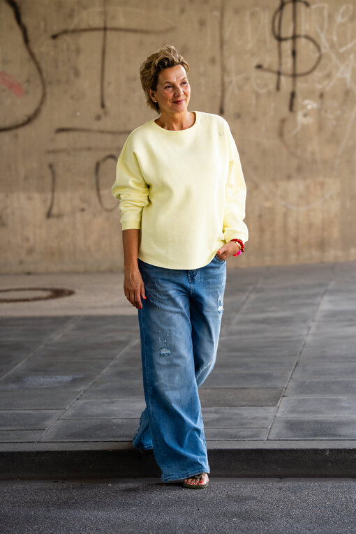 Raw Egde Sweater “LENJA” pastel yellow (10D54) / Jeans “KALEA” – middle blue (ER16)
