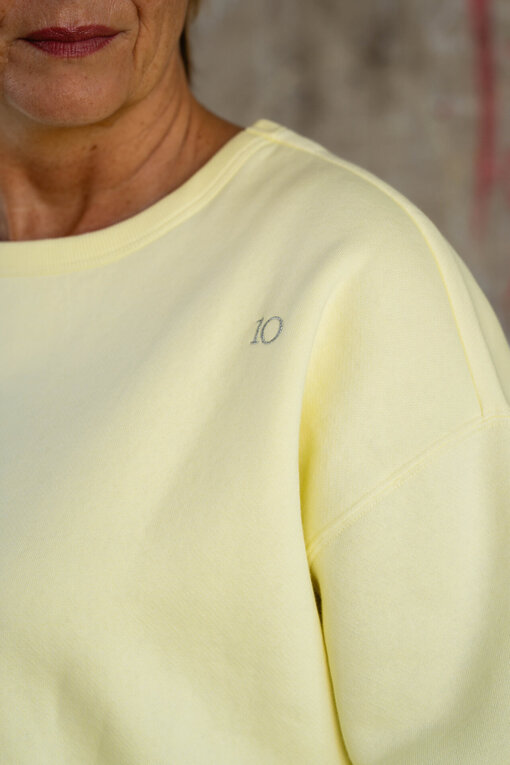 Raw Egde Sweater “LENJA” pastel yellow (10D54) / Jeans “KALEA” – middle blue (ER16)