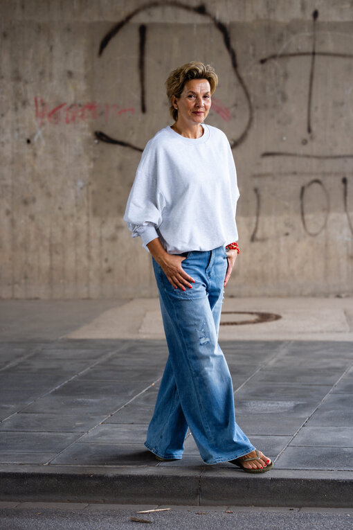 Oversized Sweater “LIARA” white grey melee (10D53) / Jeans “KALEA” – middle blue (ER16)