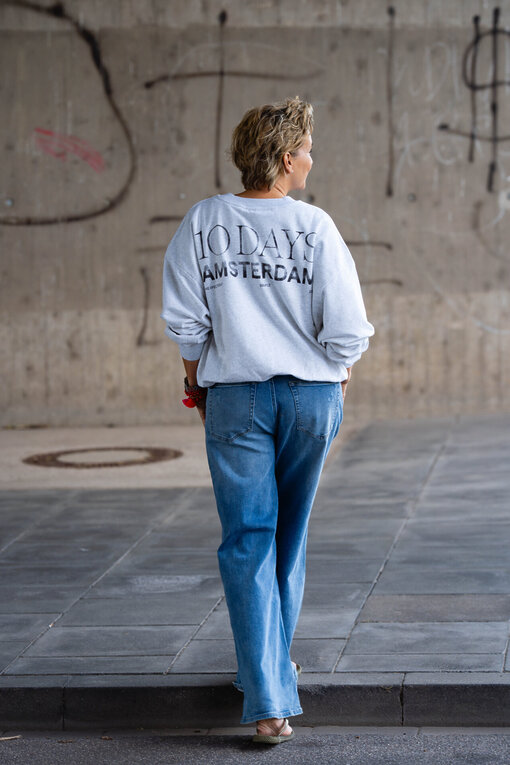 Oversized Sweater “LIARA” white grey melee (10D53) / Jeans “KALEA” – middle blue (ER16)