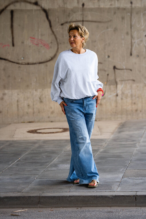 Oversized Sweater “LIARA” white grey melee (10D53) / Jeans “KALEA” – middle blue (ER16)