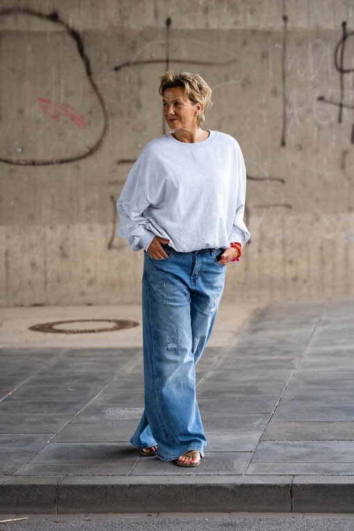 Oversized Sweater “LIARA” white grey melee (10D53) / Jeans “KALEA” – middle blue (ER16)