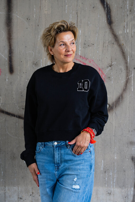 Cooler Kurz Sweater “MADITA” black (10D55) / Jeans “KALEA” – middle blue (ER16)
