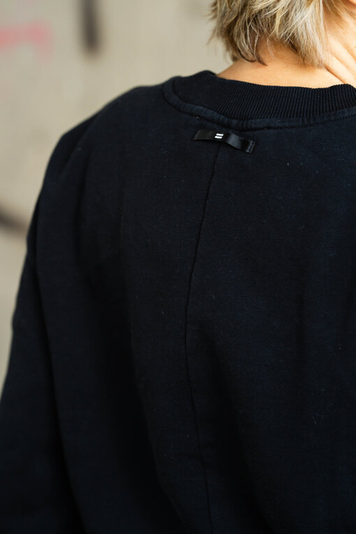 Cooler Kurz Sweater “MADITA” black (10D55) / Jeans “KALEA” – middle blue (ER16)