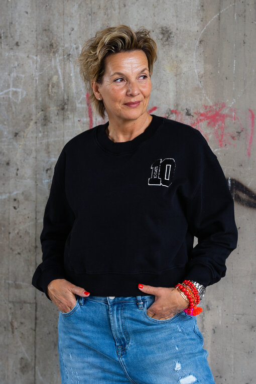 Cooler Kurz Sweater “MADITA” black (10D55) / Jeans “KALEA” – middle blue (ER16)