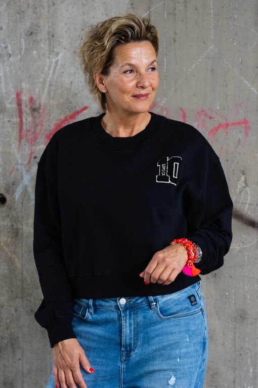 Cooler Kurz Sweater “MADITA” black (10D55) / Jeans “KALEA” – middle blue (ER16)