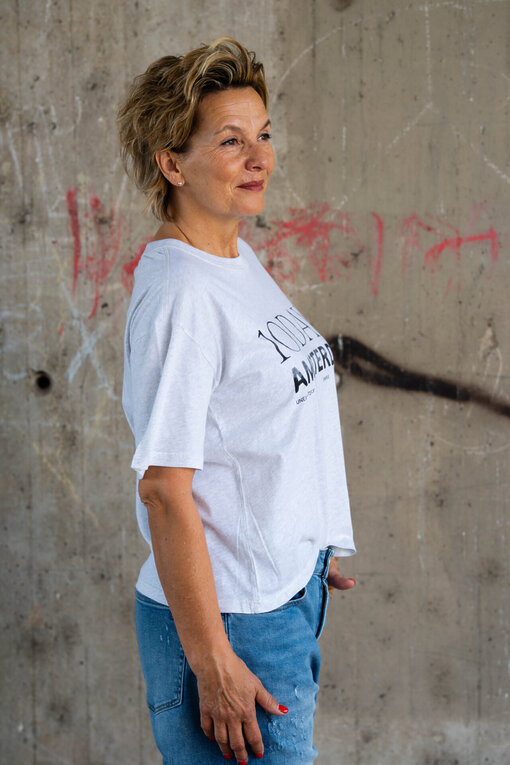 Logo Shirt “NAILA” white grey melee (10D60) /  Jeans “KALEA” – middle blue (ER16)